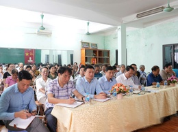 Đồng chí Bí thư Đảng ủy xã Quảng Oai dự sinh hoạt Chi bộ thôn Hưng Đạo, nắm bắt tình hình cơ sở, chỉ đạo nhiệm vụ trọng tâm