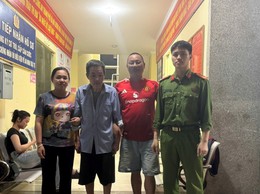 Công an xã Xuân Mai giúp đỡ người đi lạc đoàn tụ với gia đình
