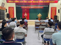 Đồng chí Nguyễn Thanh Bình - Bí thư Đảng ủy, Chủ tịch HĐND xã dự sinh hoạt chi bộ thôn Nội tháng 4.