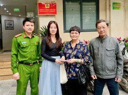 Công an phường Hoàn Kiếm kịp thời trao trả tài sản cho người dân
