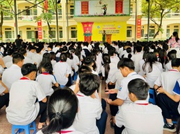 Hội Liên hiệp Phụ nữ xã tuyên truyền phòng chống bạo lực học đường và sử dụng mạng xã hội an toàn cho lãnh đạo, cán bộ, giáo viên, học sinh.