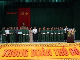 Lãnh đạo xã Liên Minh thăm, động viên chiến sĩ mới đang đóng quân tại Trung đoàn 102, Sư đoàn 308