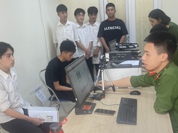 Công an xã Thanh Oai cấp căn cước công dân, định danh điện tử xuyên ngày đêm phục vụ tuyển sinh lớp 10