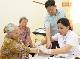 XÃ ỨNG HÒA TỔ CHỨC KHÁM SỨC KHỎE CHO NGƯỜI CAO TUỔI NHÂN NGÀY SỨC KHỎE TOÀN DÂN 7/4.