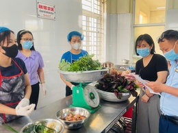 TĂNG CƯỜNG KIỂM TRA, ĐẢM BẢO AN TOÀN THỰC PHẨM TẠI BẾP ĂN BÁN TRÚ CÁC TRƯỜNG HỌC TRÊN ĐỊA BÀN XÃ HỒNG VÂN