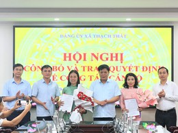 THẠCH THẤT: CÔNG BỐ VÀ TRAO QUYẾT ĐỊNH VỀ CÔNG TÁC CÁN BỘ