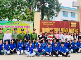 PHỐI HỢP TUYÊN TRUYỀN PHÁP LUẬT, XÂY DỰNG “CỔNG TRƯỜNG AN TOÀN GIAO THÔNG”