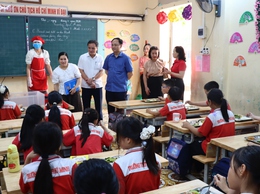 Thường trực Đảng uỷ xã kiểm tra công tác an toàn thực phẩm tại một số trường học trên địa bàn