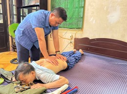 BÁC SĨ NGUYỄN VĂN HUY TẬN TÂM VỚI NGƯỜI GIÀ NEO ĐƠN