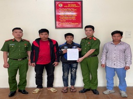 Công an xã Quảng Oai: Kịp thời giúp đỡ cháu bé đi lạc trở về an toàn với gia đình