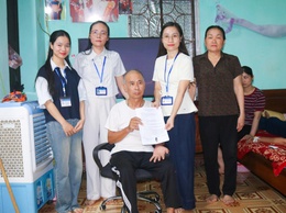 Người yếu thế không bị bỏ lại phía sau: Mang dịch vụ công đến tận nhà người dân