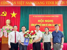 UBND phường Tùng Thiện công bố quyết định về công tác cán bộ tại các trường Trung học cơ sở