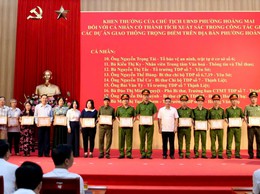 Hoàng Mai khen thưởng tập thể, cá nhân xuất sắc, tháo gỡ “điểm nghẽn”