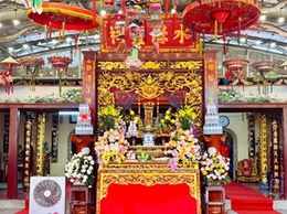 Các đồng chí lãnh đạo Đảng uỷ, HĐND, UBND, UB MTTQ xã dự và dâng hương tại lễ hội Đền Giẻ Sen