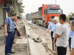 Đồng chí Chủ tịch UBND xã Chuyên Mỹ kiểm tra tiến độ thi công các dự án đầu tư trên địa bàn xã