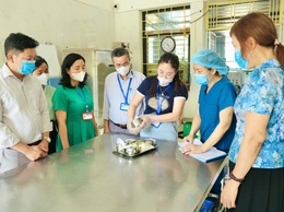 Kiểm tra đột xuất công tác bảo đảm an toàn thực phẩm tại bếp ăn bán trú Trường Tiểu học Trung Hòa và Trường Tiểu học Trường Yên