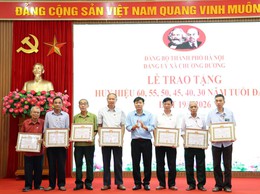 Đảng ủy xã Chương Dương tổ chức trao huy hiệu Đảng đợt 19/5 và giao ban công tác tháng 4
