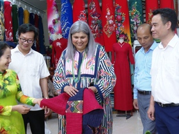 ĐOÀN HỘI ĐỒNG THỦ CÔNG THẾ GIỚI THĂM QUAN LÀNG NGHỀ MAY ÁO DÀI TRUYỀN THỐNG TRẠCH XÁ