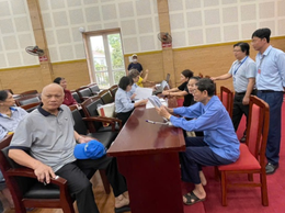 Phường Long Biên ra quân hỗ trợ người dân thực hiện thủ tục ủy quyền lĩnh lương hưu, trợ cấp bảo hiểm xã hội hằng tháng