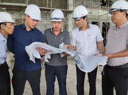 Lãnh đạo xã kiểm tra tiến độ thi công các công trình và kiểm tra hiện trường chỉ đạo giải quyết các kiến nghị của các thôn