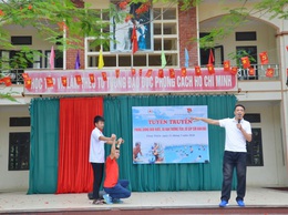Phường Tùng Thiện tuyên truyền phòng chống đuối nước, tai nạn thương tích và trao quà nhân đạo cho học sinh Trường THCS Xuân Sơn