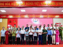 Xã Hồng Vân trao tặng huy hiệu đảng đợt 19-5