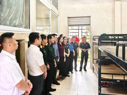 Đoàn lãnh đạo phường Hoàn Kiếm thăm, tặng quà tân binh tại Trung đoàn 692 - Sư đoàn Bộ binh 301