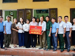Tiếp tục hỗ trợ tặng quà vụ lật tàu tại vịnh Hạ Long