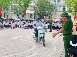 Công an xã Ứng Hòa tuyên truyền pháp luật, kỹ năng sống cho học sinh Trường THPT Đại Cường.