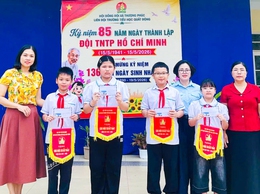 Liên đội Trường Tiểu học Quất Động sôi nổi tổ chức chuỗi hoạt động “Dâng hoa lên Bác kính yêu”