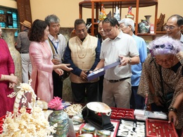 Chuyên Mỹ long trọng đón tiếp đoàn Hội đồng Thủ công Thế giới gồm các đại biểu đến từ 12 quốc gia tới tham quan, tìm hiểu