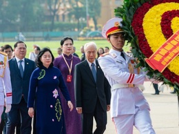 Đại biểu dự Đại hội MTTQ Việt Nam vào Lăng viếng Chủ tịch Hồ Chí Minh