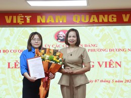 Đảng bộ các cơ quan Đảng phường Dương Nội kết nạp đảng viên mới nhân dịp kỷ niệm 72 năm Chiến thắng Điện Biên Phủ