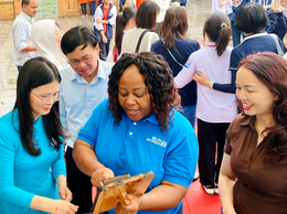 Hàng trăm du khách nước ngoài và học sinh trải nghiệm “Con đường đạo học” tại xã Ô Diên