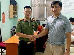 Công an phường Cầu giấy tiếp nhận, trao trả tài sản người dân đánh rơi