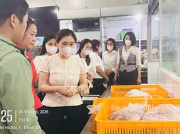 Trường Mầm non A Tứ Hiệp phối hợp cùng cha mẹ học sinh kiểm tra đột xuất đơn vị cung cấp thực phẩm Davicorp
