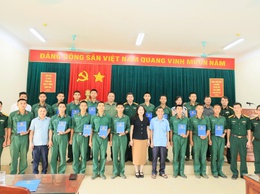 Đoàn công tác xã Thư Lâm thăm, động viên chiến sĩ mới tại Trung đoàn 58 Sư đoàn 308, Quân đoàn 12 (xã Lương Sơn, tỉnh Phú Thọ)