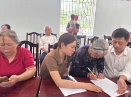 Một số hình ảnh số hình ảnh hỗ trợ người cao tuổi, gia đình chính sách và người yếu thế thực hiện thủ tục nhận lương hưu, trợ cấp BHXH tại thôn Cốc Thượng