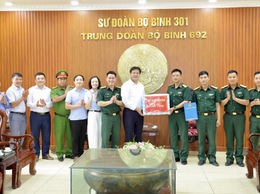 Đoàn công tác xã Thư Lâm thăm, động viên các chiến sĩ mới đang huấn luyện tại Trung đoàn 692, Sư đoàn Bộ binh 301, Bộ Tư lệnh Thủ đô Hà Nội