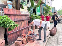 Xã Bát Tràng ra quân giải tỏa vi phạm trật tự đô thị, vệ sinh môi trường tại Cụm sản xuất làng nghề tập trung và các tuyến đường