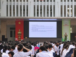Công an xã Quang Minh đẩy mạnh tuyên truyền, giáo dục pháp luật về an toàn giao thông cho giáo viên, học sinh Trường THPT Mê Linh
