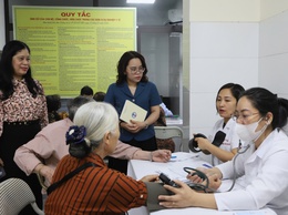 Bệnh viện Hữu nghị Việt Nam - Cu Ba tham gia chương trình chăm sóc sức khỏe người cao tuổi tại phường Cửa Nam