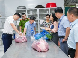 Kiểm tra đột xuất công tác bảo đảm an toàn thực phẩm tại bếp ăn bán trú Trường Tiểu học Sài Sơn A