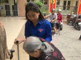  ĐOÀN THANH NIÊN PHƯỜNG BẠCH MAI THAM GIA HỖ TRỢ NGƯỜI DÂN KÝ ỦY QUYỀN NHẬN LƯƠNG HƯU, TRỢ CẤP CHO NGƯỜI YẾU THẾ 