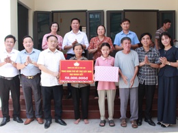 Ủy ban MTTQ Việt Nam xã Phúc Sơn trao kinh phí hỗ trợ xây dựng Nhà Đại đoàn kết cho hộ gia đình có hoàn cảnh khó khăn tại thôn Vĩnh Xương Trung