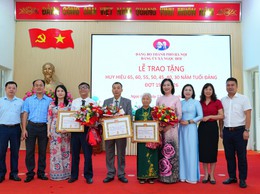 XÃ NGỌC HỒI TỔ CHỨC TRAO HUY HIỆU ĐẢNG ĐỢT 19/5 CHO 30 ĐẢNG VIÊN