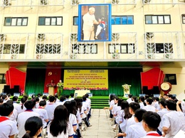 TRƯỜNG THCS HOÀNG MAI PHỐI HỢP VỚI CÔNG AN PHƯỜNG HOÀNG MAI TỔ CHỨC GIỜ HỌC NGOẠI KHÓA TUYÊN TRUYỀN PHÁP LUẬT VÀ LỄ KÝ KẾT QUY CHẾ PHỐI HỢP ĐẢM BẢO AN NINH, TRẬT TỰ
