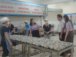 Các đoàn kiểm tra an toàn thực phẩm xã Gia Lâm tăng cường kiểm tra nhà hàng, bếp ăn và trường học trên địa bàn