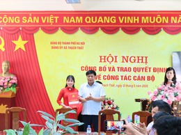 Xã Thạch Thất công bố và trao quyết định về công tác cán bộ tại Trường tiểu học Đại Đồng
