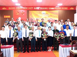 TRAO HUY HIỆU ĐẢNG TẠI XÃ DÂN HÒA: 30 ĐẢNG VIÊN VINH DỰ NHẬN PHẦN THƯỞNG CAO QUÝ NHÂN KỶ NIỆM 136 NĂM NGÀY SINH CHỦ TỊCH HỒ CHÍ MINH 19/5